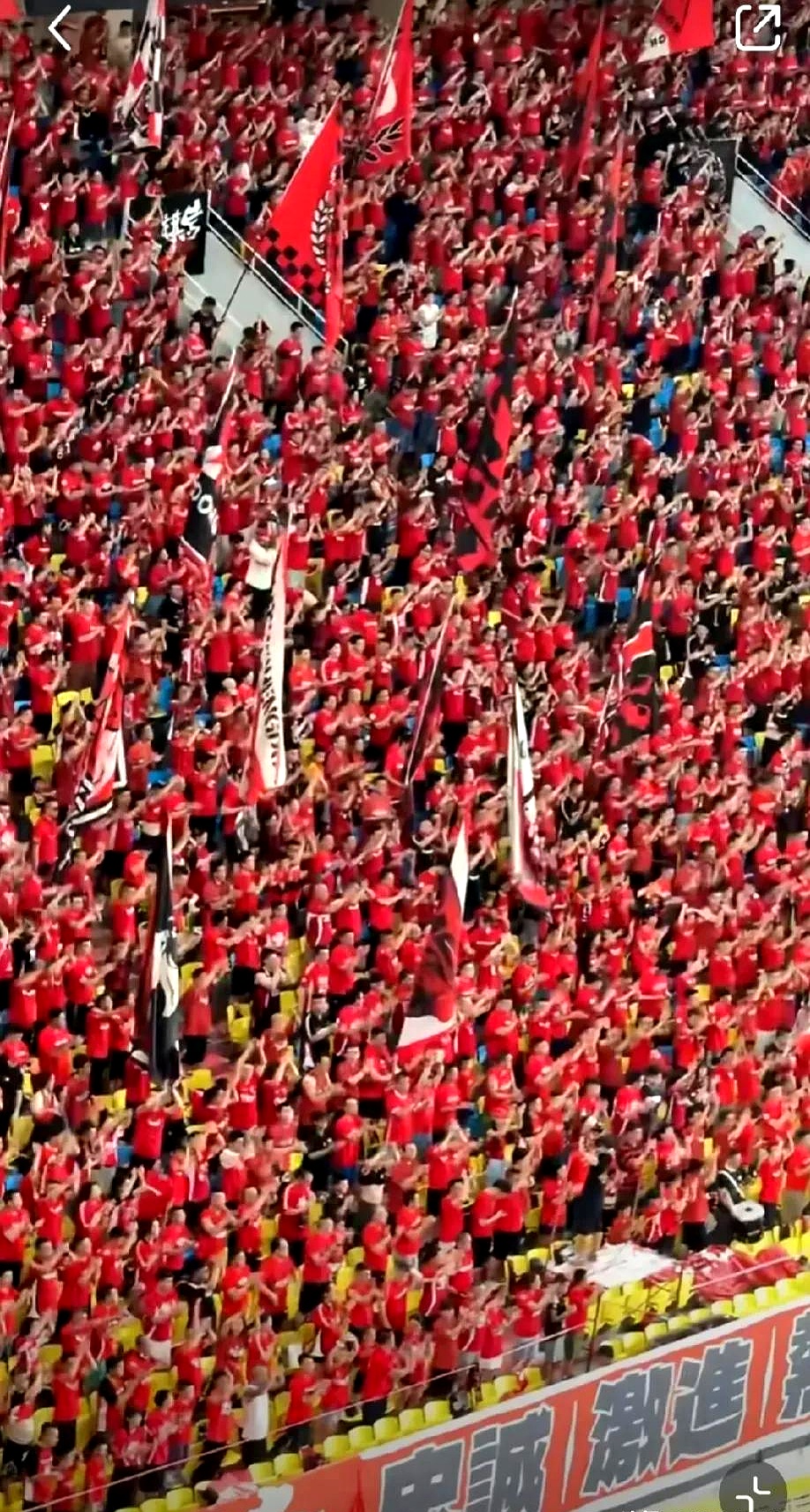 关于摩洛哥瓦赫达球迷现场助威，球队士气高涨的信息