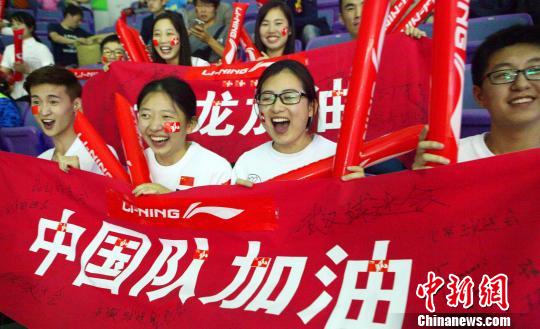 开云体育登录入口-中国台北战神队啦啦队员为球队加油，与球迷互动活跃气氛