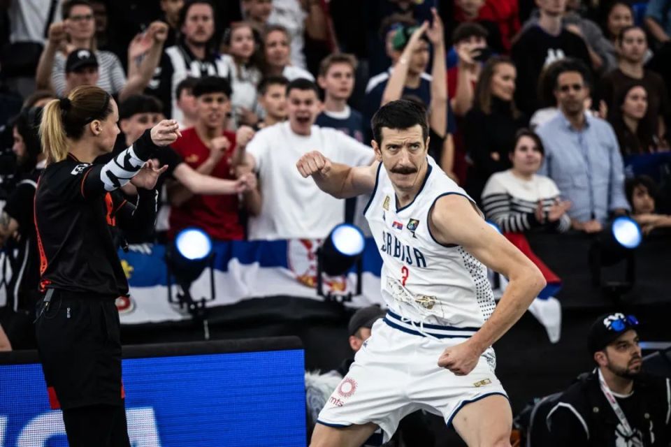 FIBA分享三篮世界杯瞬间：梦碎主场，他的泪水中夹杂着复杂情绪的简单介绍