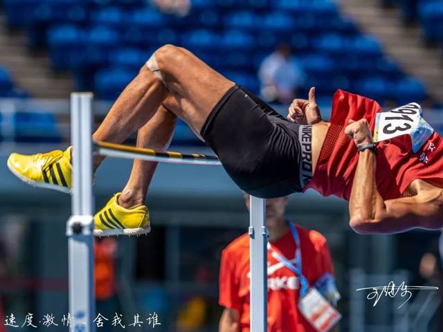 捷克田径运动员奋勇拼搏，登上领奖台
